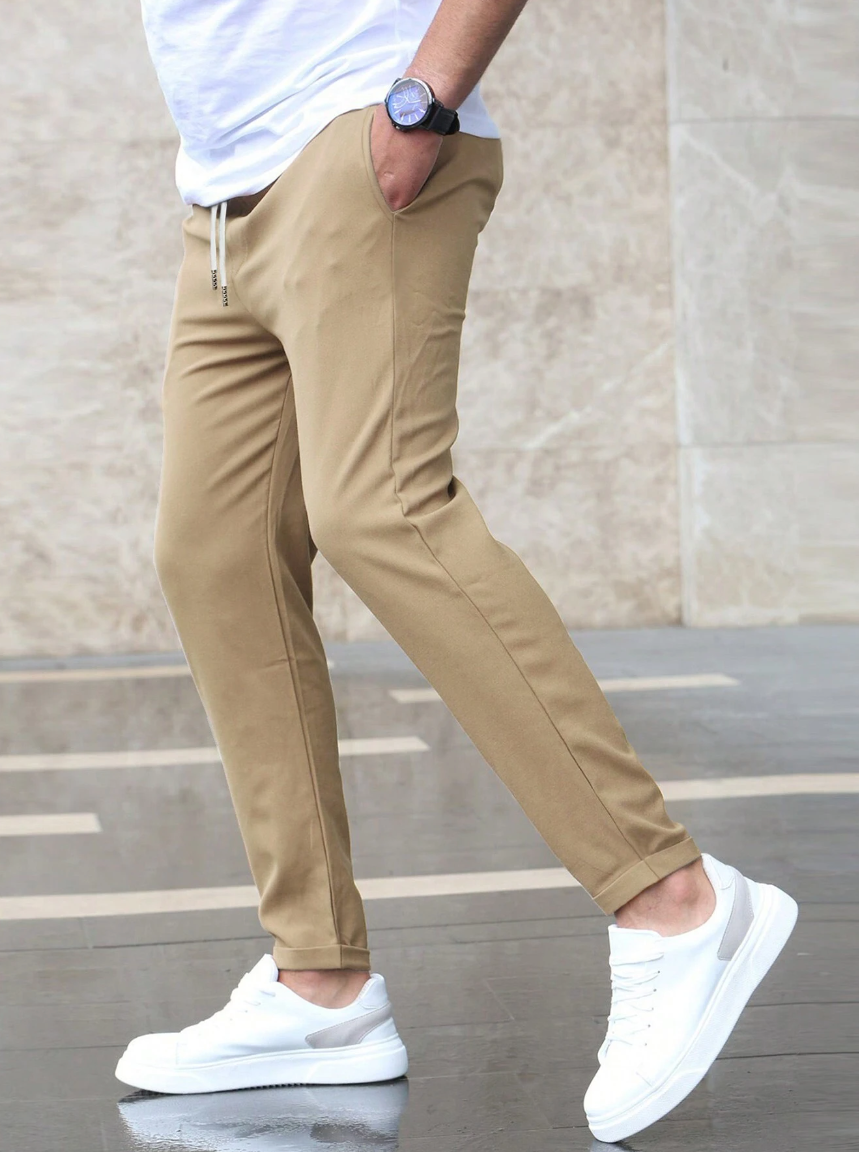 Pantalón jogger para hombre estilo urbano informal, corte moderno, ideal para el día a día y el ocio