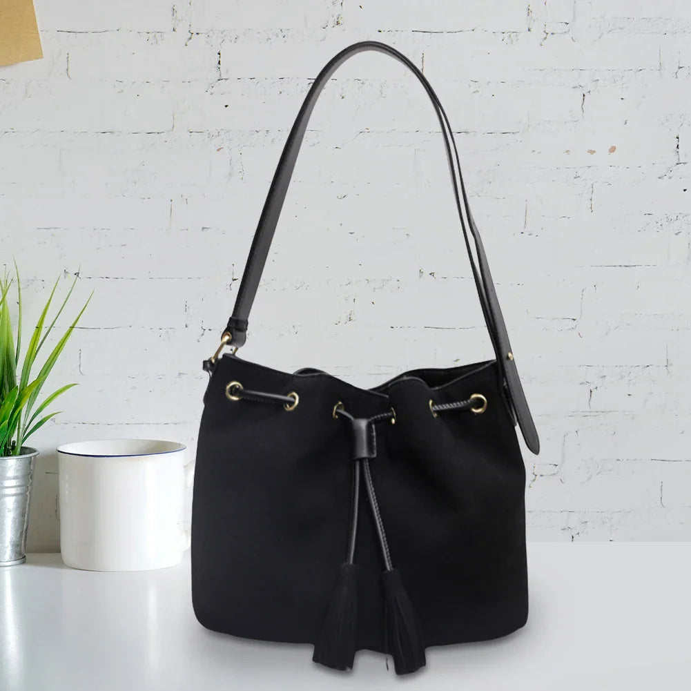 Robyn – Sac Seau en Daim avec Pompon pour Femme