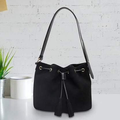 Robyn – Sac Seau en Daim avec Pompon pour Femme