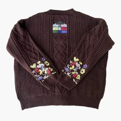 Cardigan femme oversize style universitaire avec broderies florales et boutons – Look décontracté chic