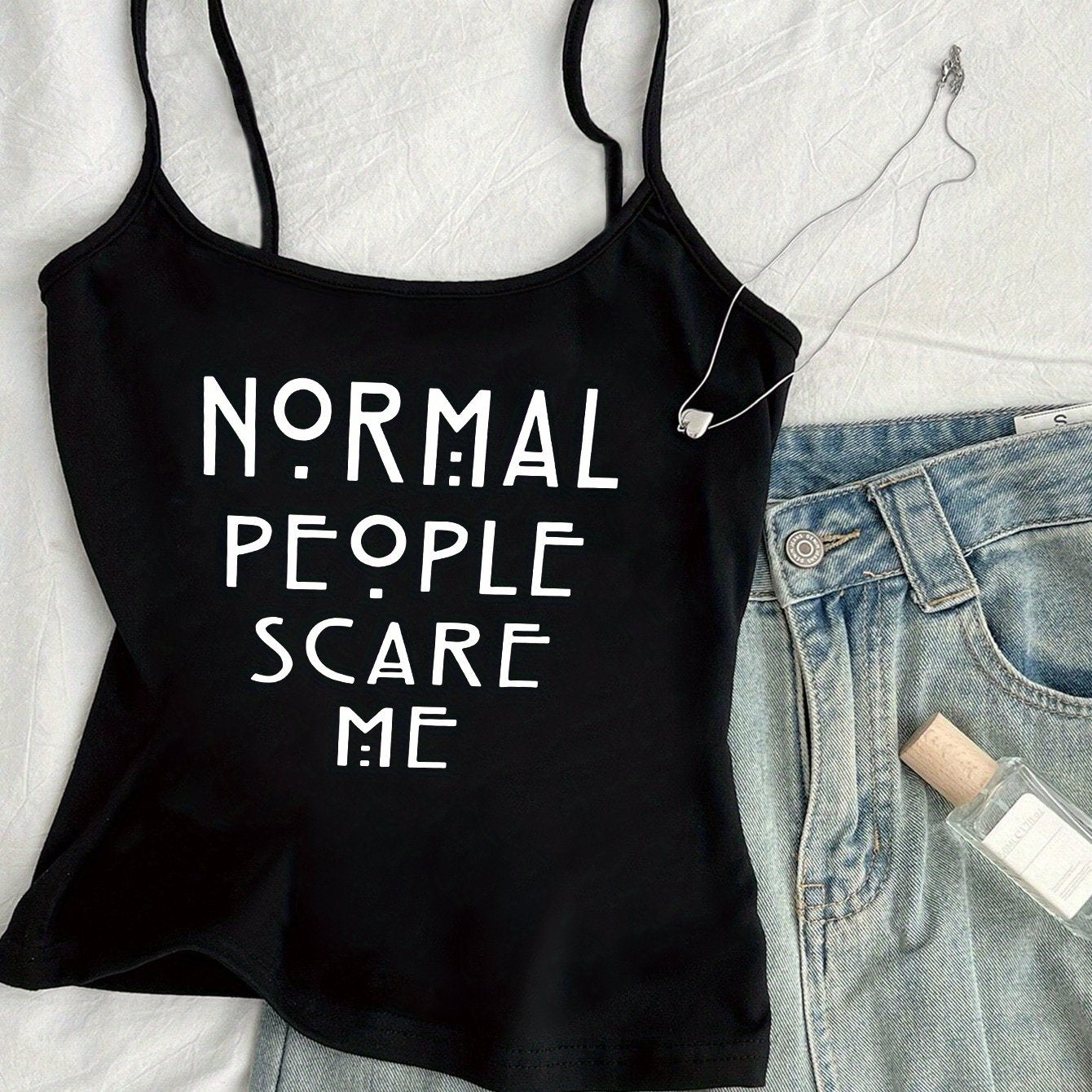 Damski top na ramiączkach w stylu streetwear z napisem „Normal People Scare Me” – modny, casualowy i odważny