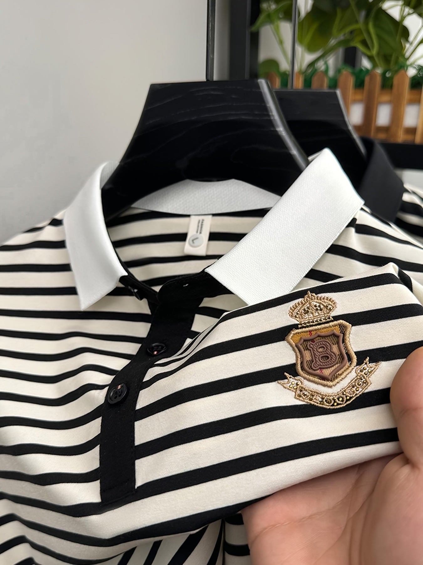 Elegant herrpolo med ränder i chic och avslappnad stil