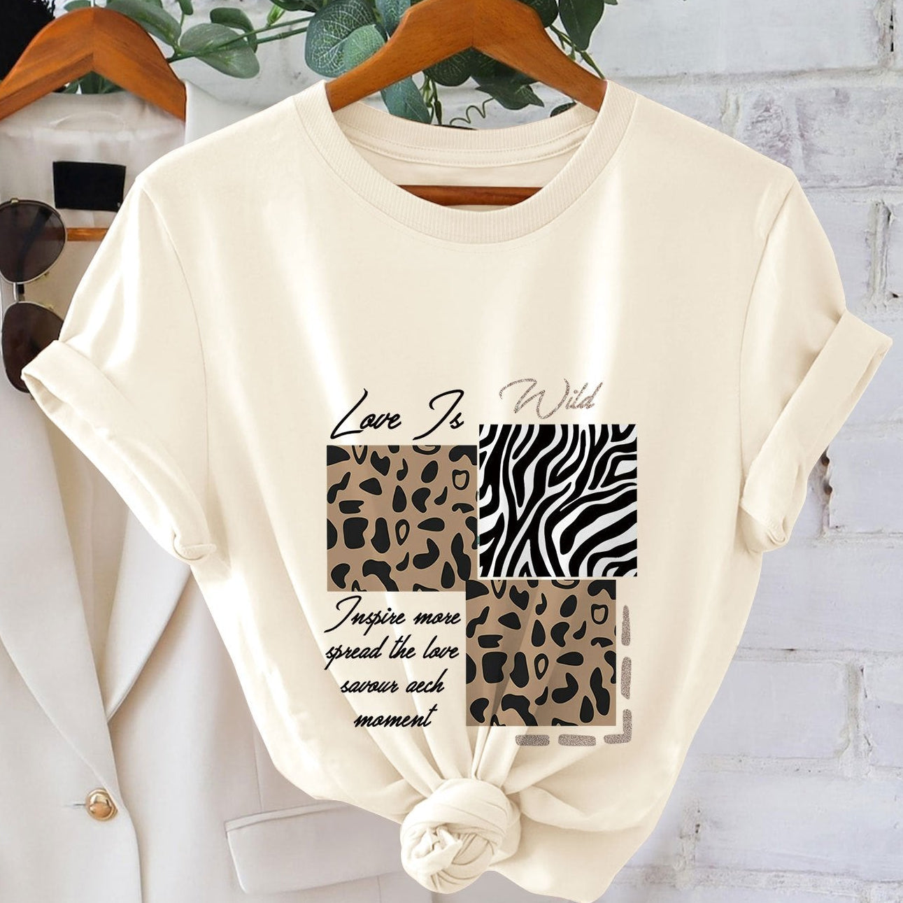 Camiseta mujer estampado gráfico de leopardo y cebra con mensaje « Love Is Wild » estilo casual y moderno