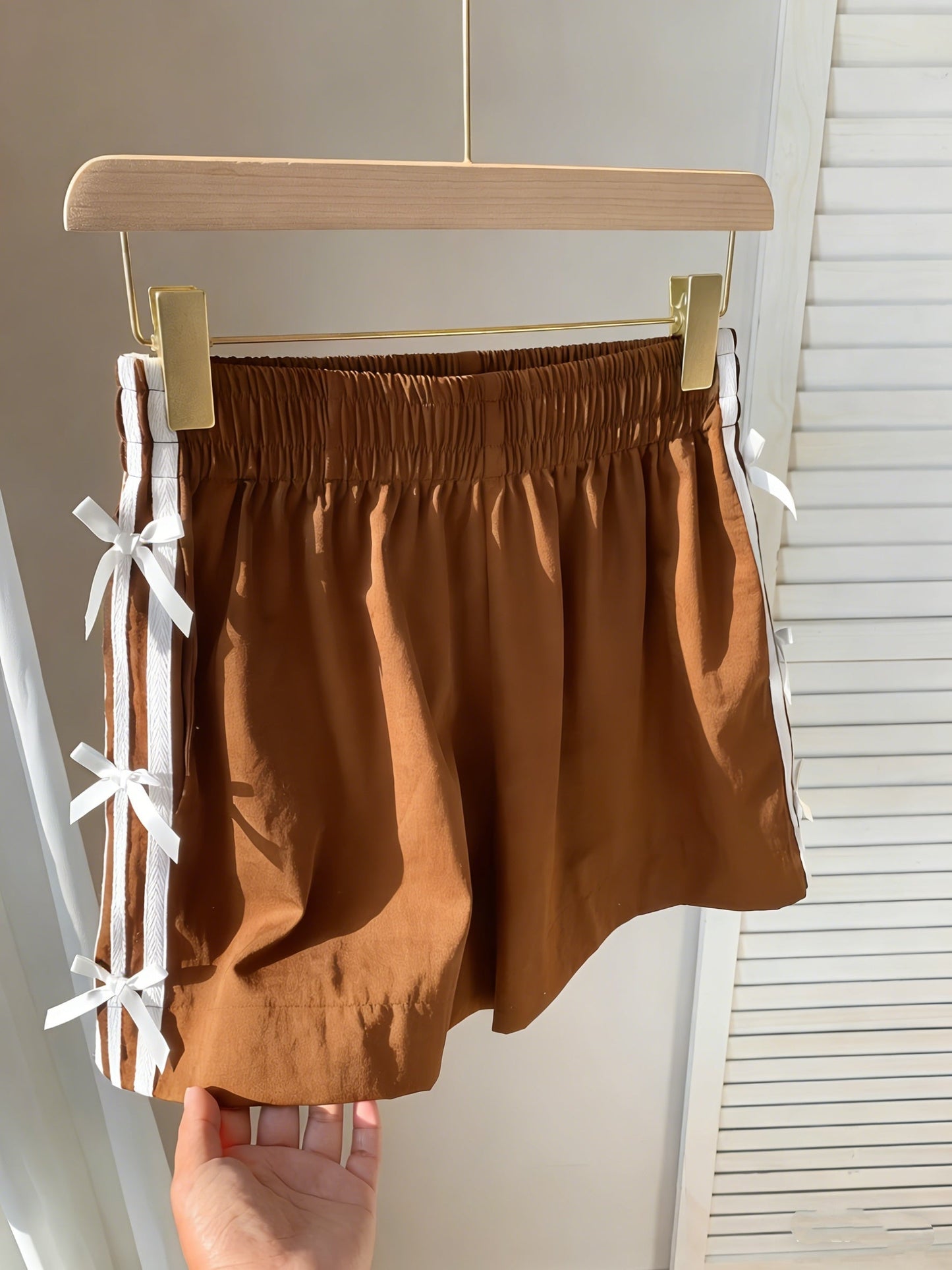 Top corto casual para mujer estilo vacaciones con nudos laterales y bandas deportivas