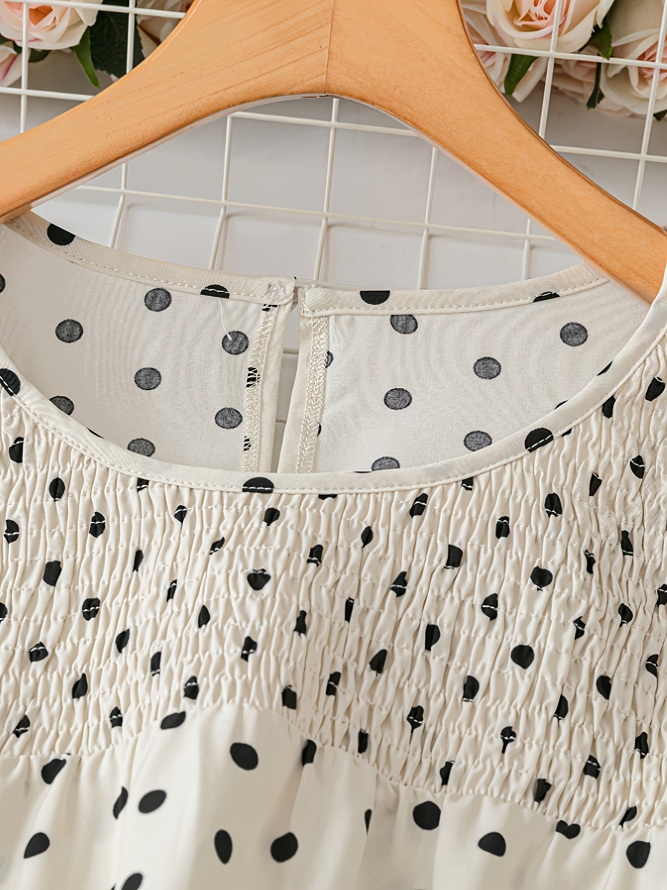 Blusa femminile a pois stile elegante con maniche corte e collo rotondo per l'estate