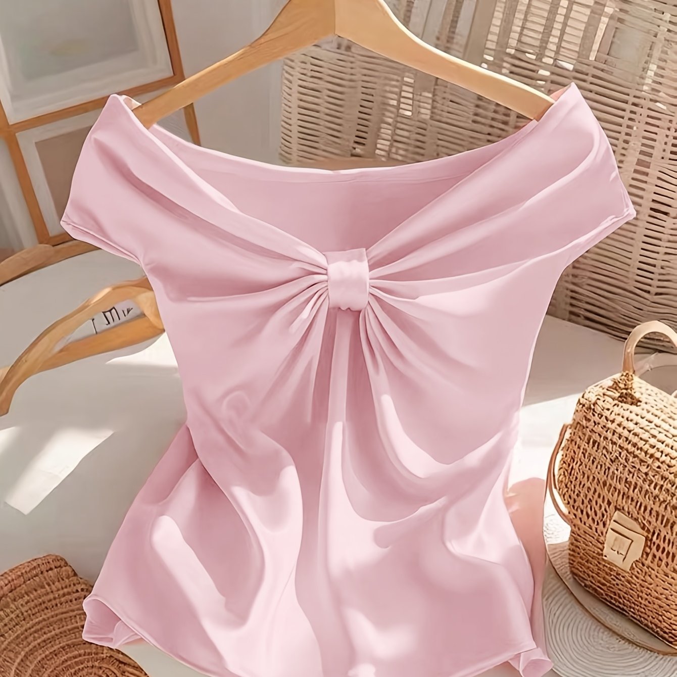 Elegant damebluse med bare skuldre i romantisk stil til aften og udflugter