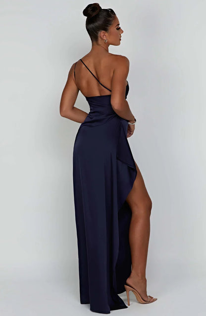 Linda – Robe en satin plissée unilatérale