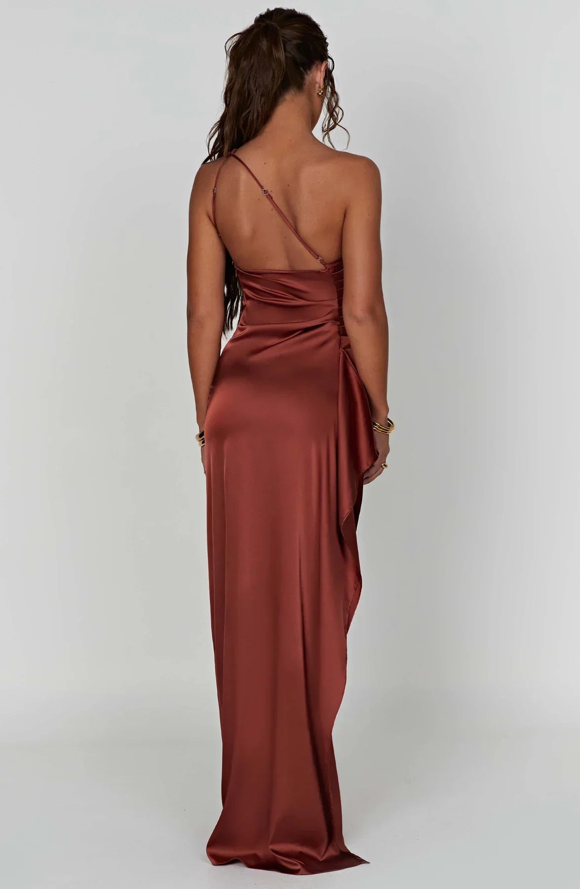 Linda – Robe en satin plissée unilatérale