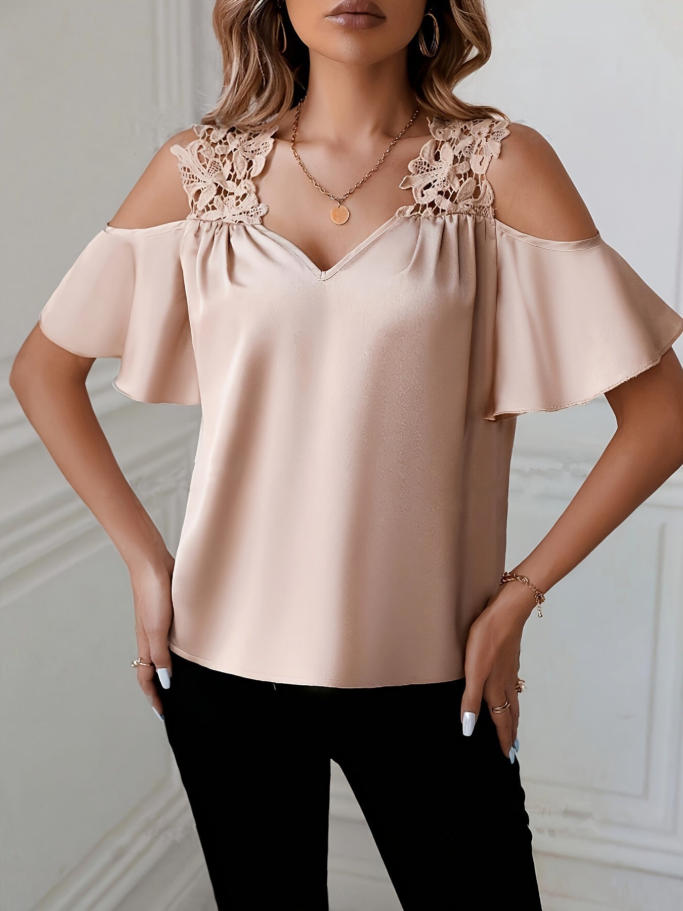 Blusa donna spalle scoperte chic con dettagli in pizzo stile elegante