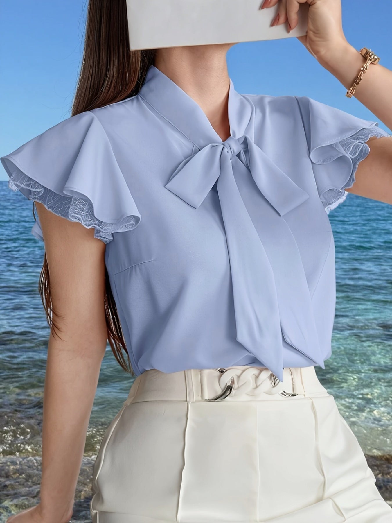 Elegant damebluse med sommerfugleærmer og lavallière-sløjfe – chic stil til kontoret og udflugter