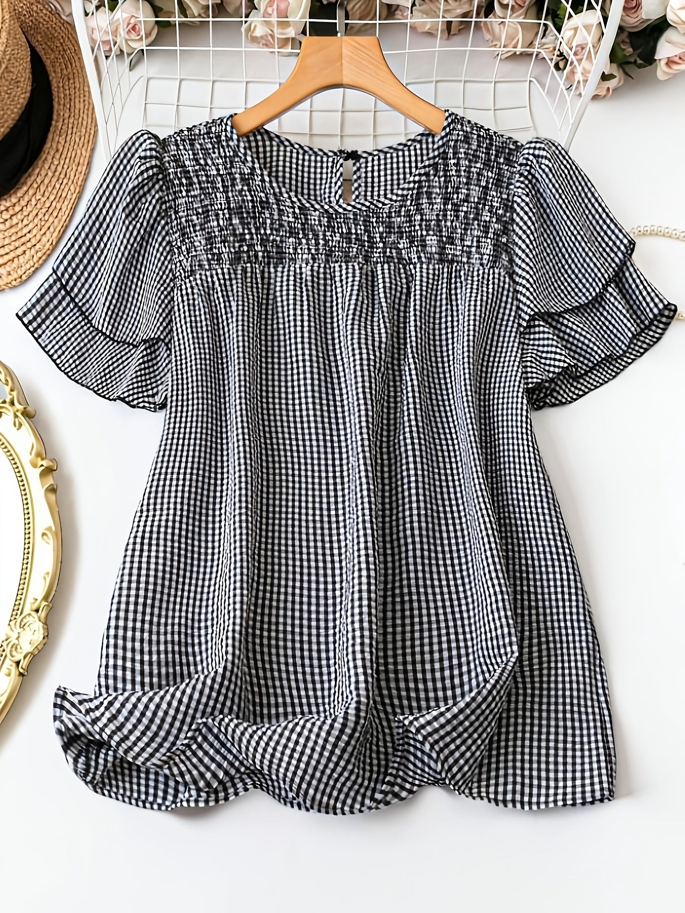 Blusa femminile a pois stile elegante con maniche corte e collo rotondo per l'estate