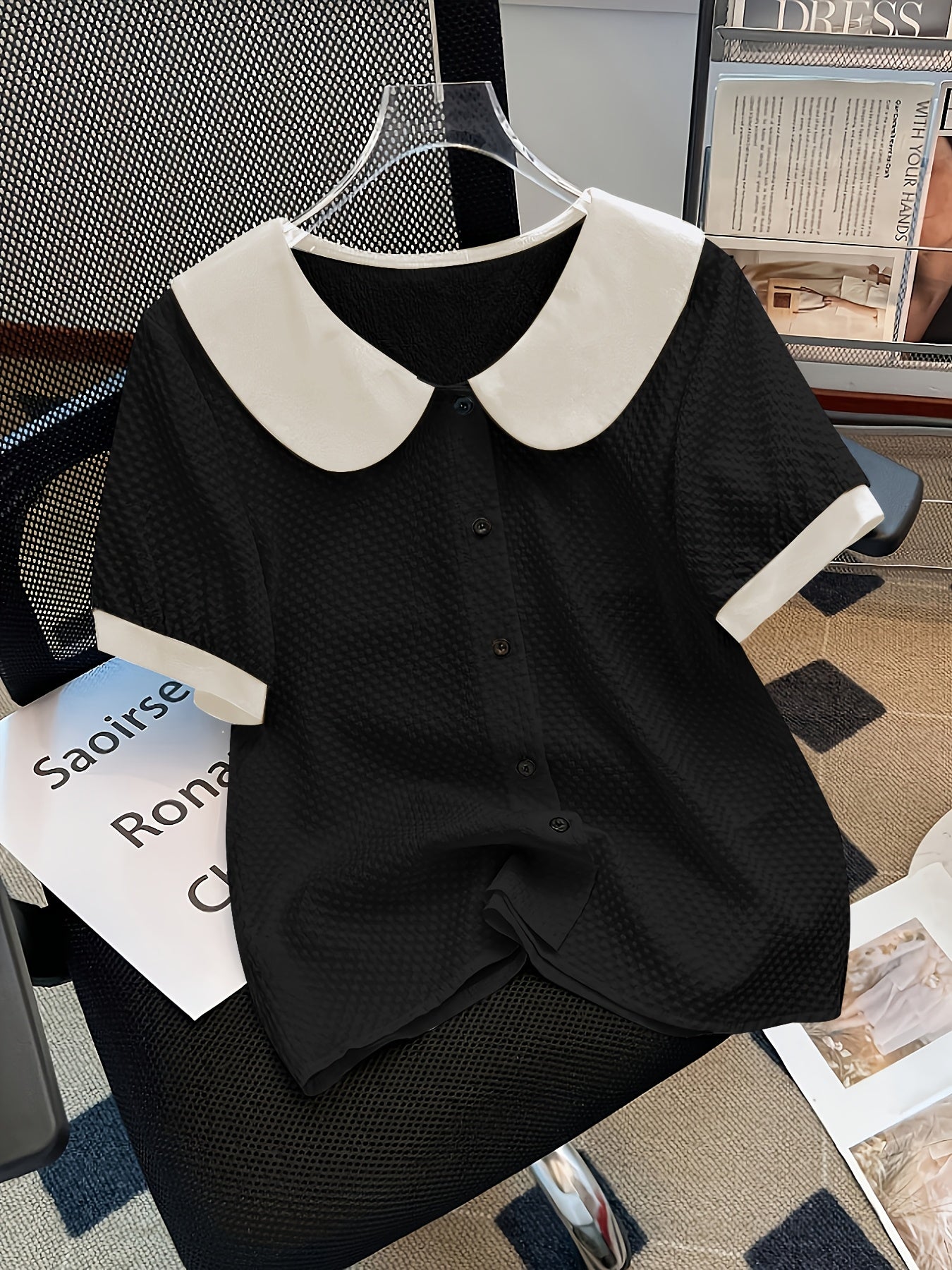 Chemisier élégant pour femme à col Claudine style rétro, manches courtes, idéal pour le bureau ou les sorties