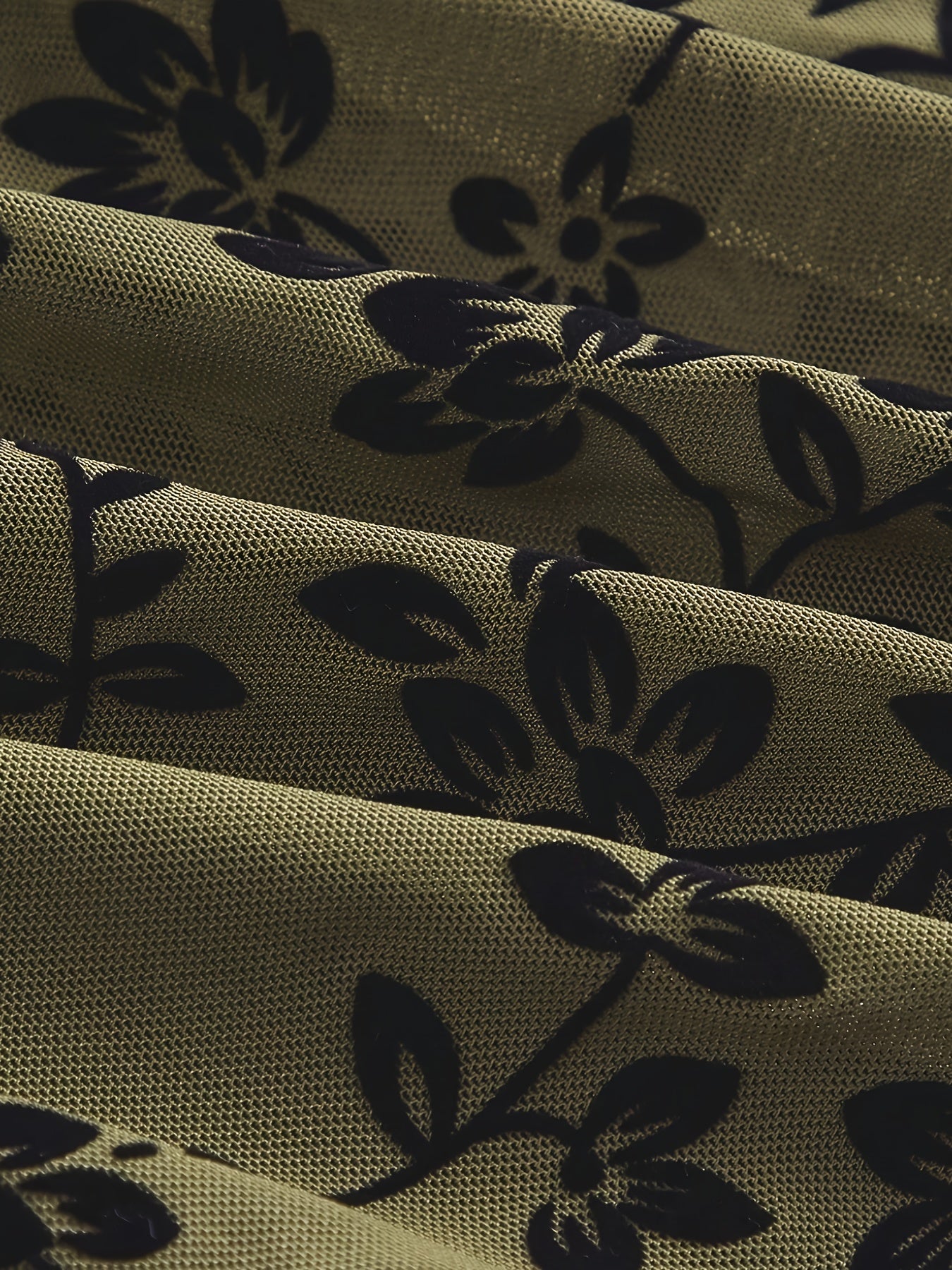 Elegant dame top med blomsterprint, transparent og med høj hals