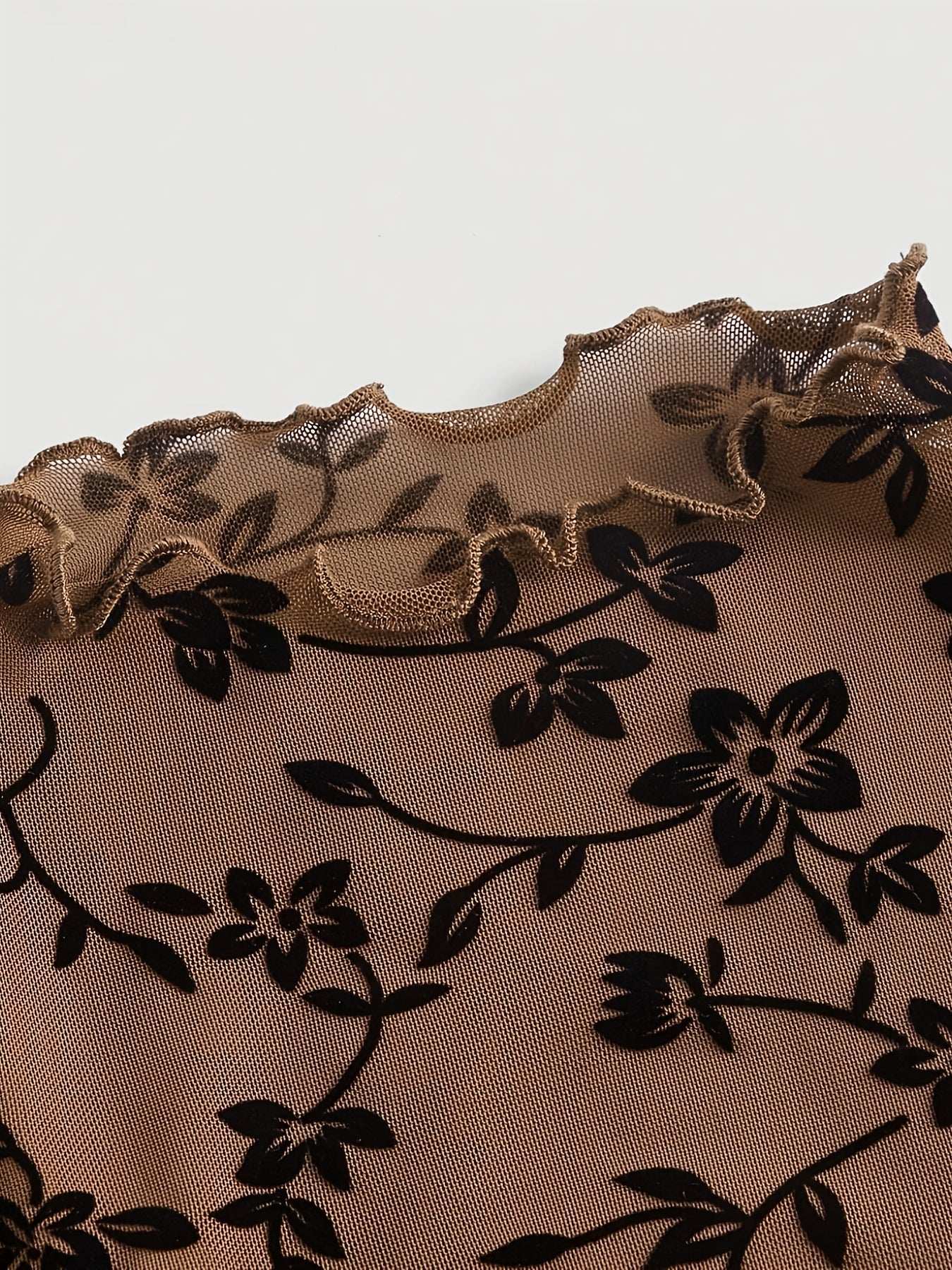 Elegant dame top med blomsterprint, transparent og med høj hals
