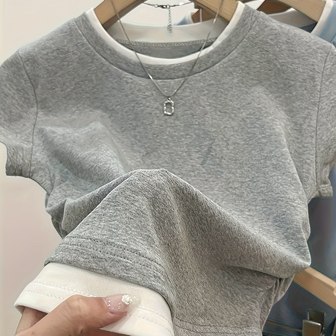 Afslappet T-shirt til kvinder med lag-på-lag stil, trendy til et urbant og smart look
