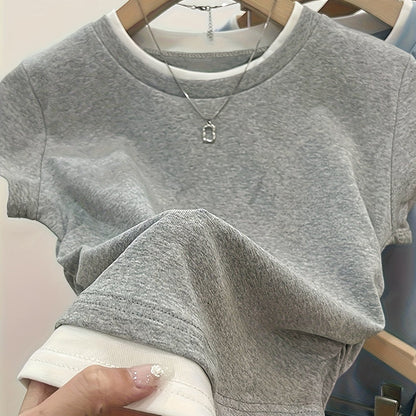 Afslappet T-shirt til kvinder med lag-på-lag stil, trendy til et urbant og smart look