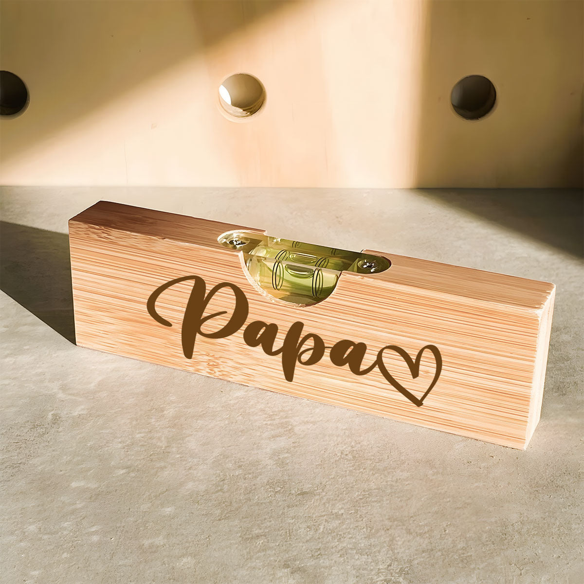 Persoonlijk waterpas en flesopener voor mannen – Atelierstijl en cadeau voor papa