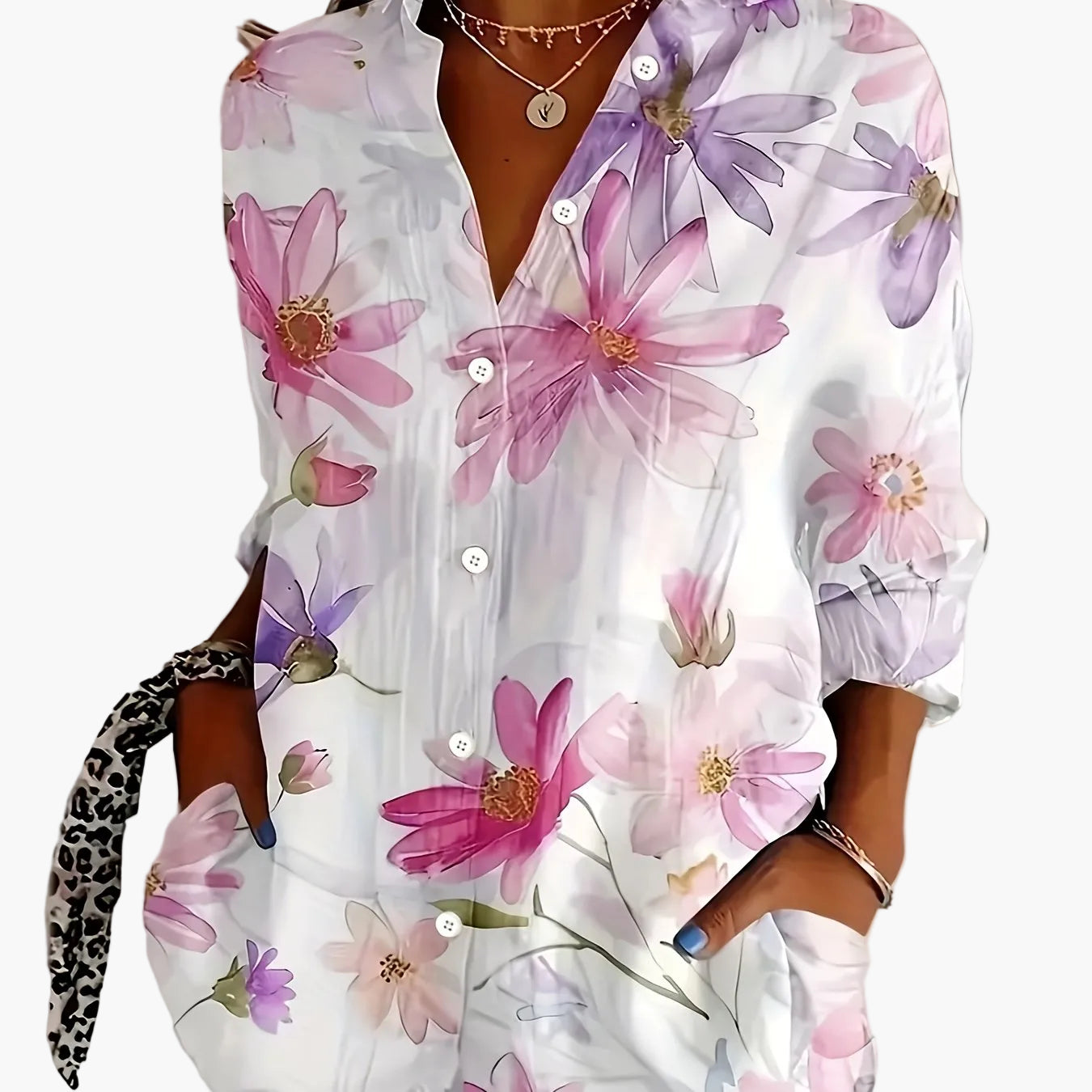 Elegant damebluse med blomsterprint i afslappet forårs- og sommersstil