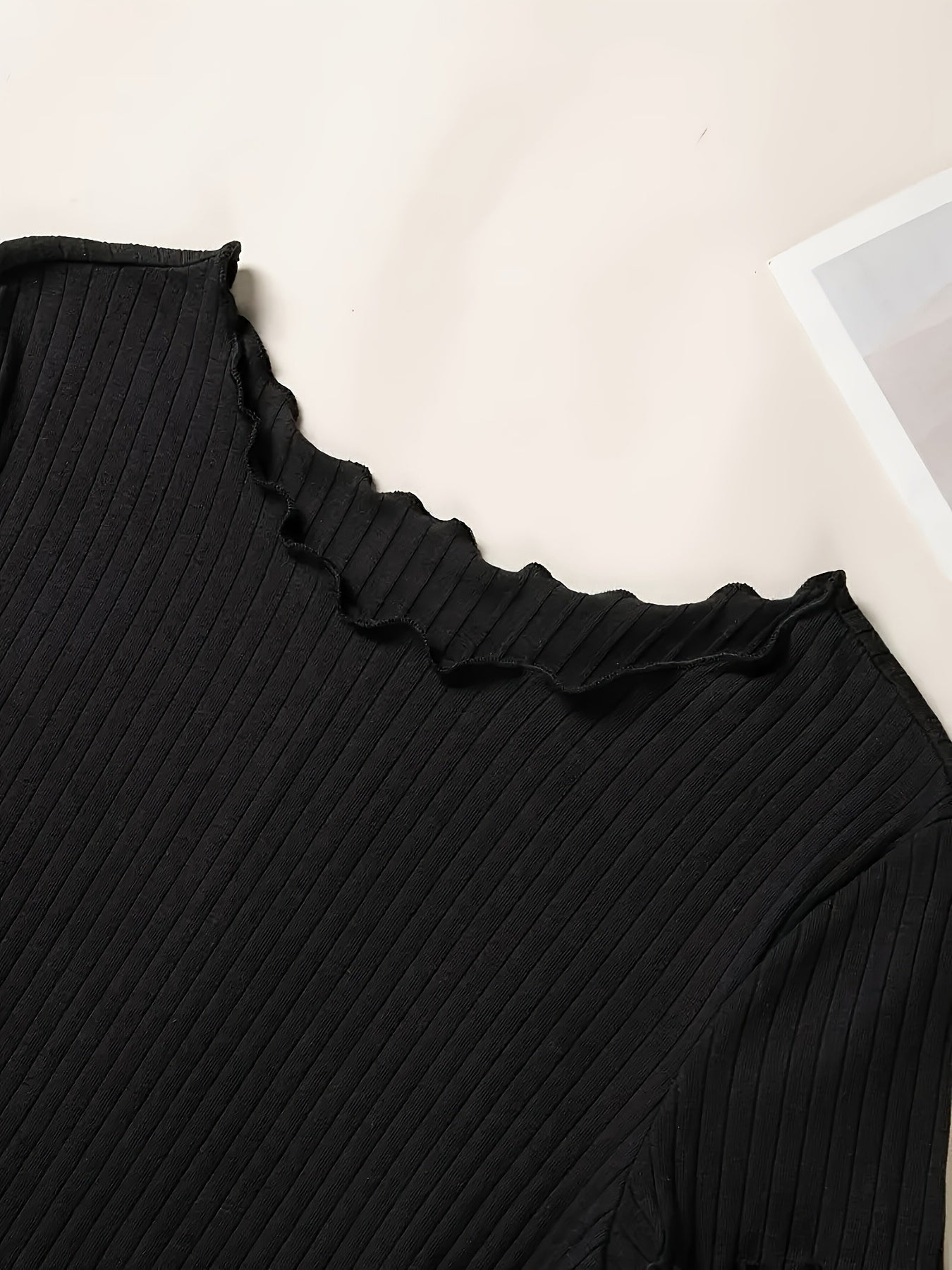 T-shirt til kvinder med korte ærmer i chic ribstrikket hverdagsstil