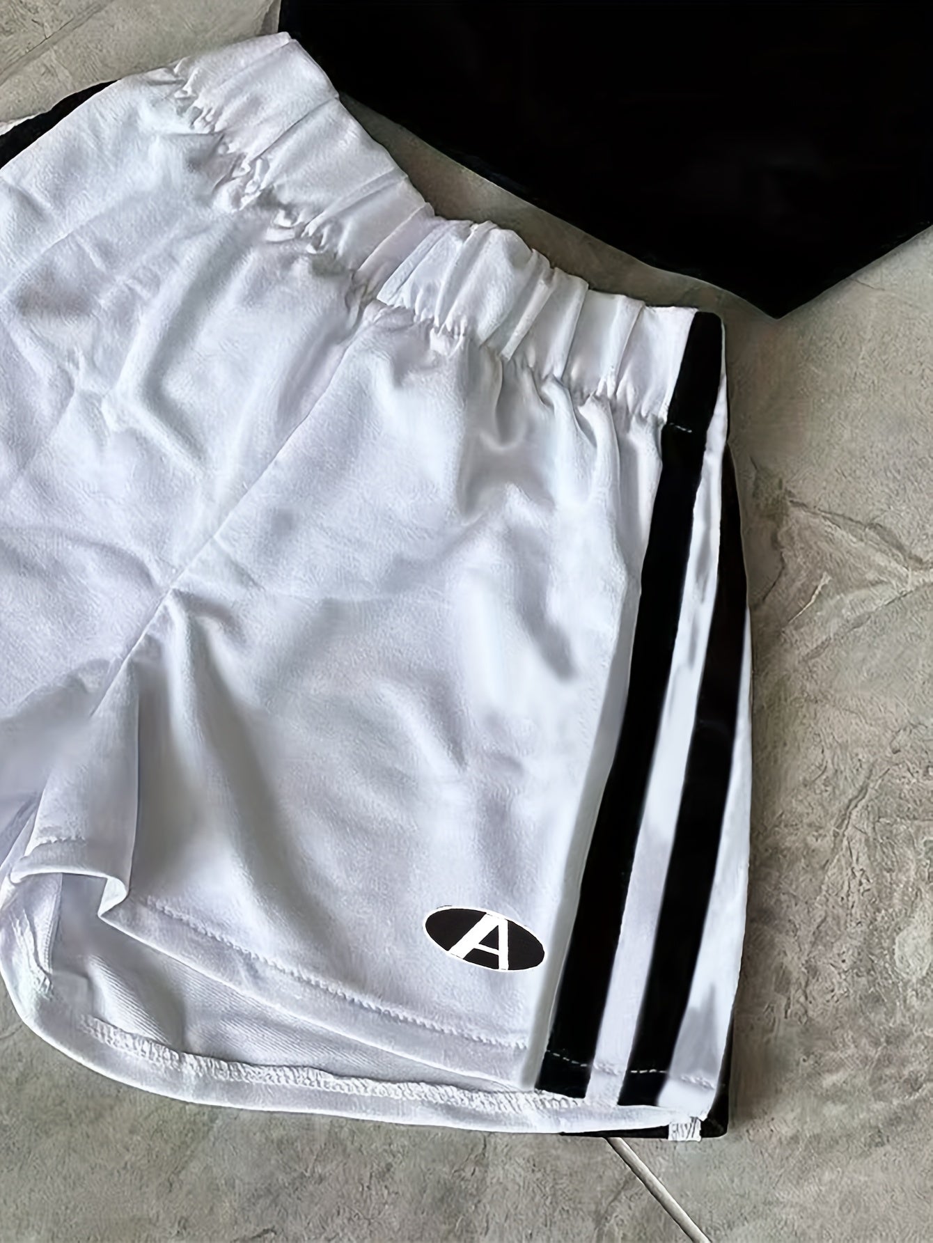 Trendy dames sportset in twee delen met atletische stijl - Korte top en bijpassende short voor fitness en vrije tijd