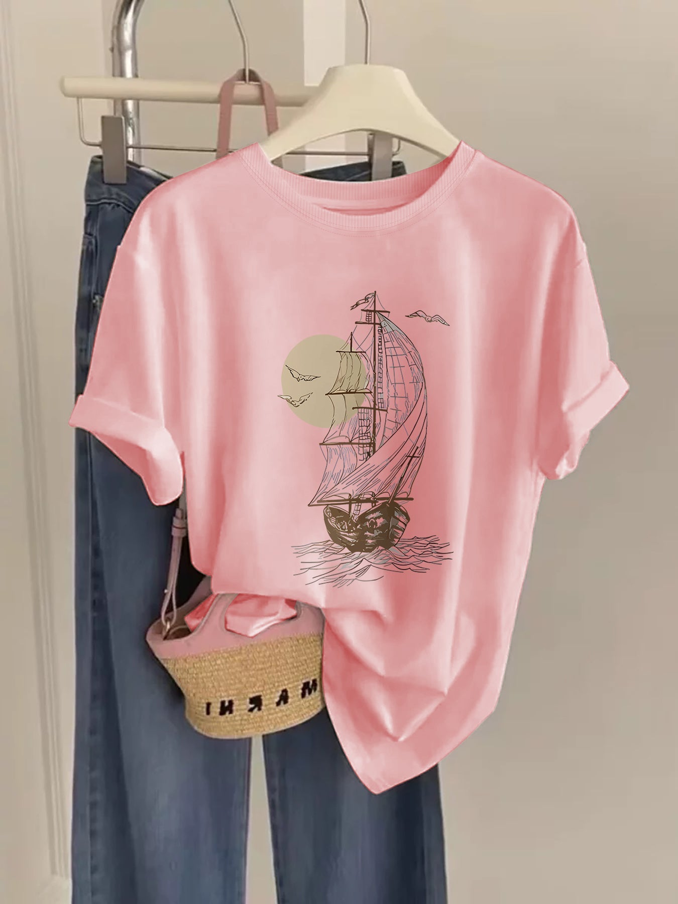Afslappet dame-T-shirt med vintage bådmotiv i nautisk stil til urban eventyr
