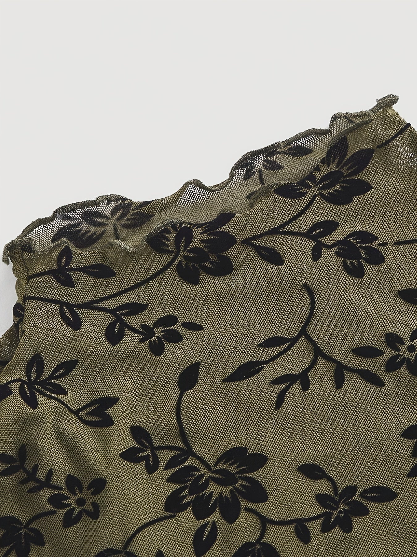 Elegant dame top med blomsterprint, transparent og med høj hals