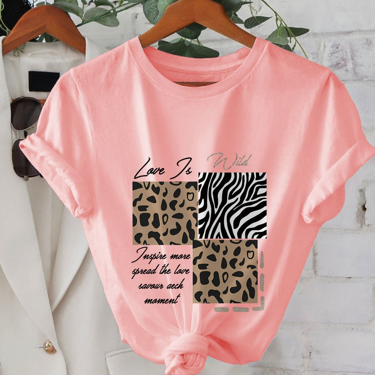 Camiseta mujer estampado gráfico de leopardo y cebra con mensaje « Love Is Wild » estilo casual y moderno
