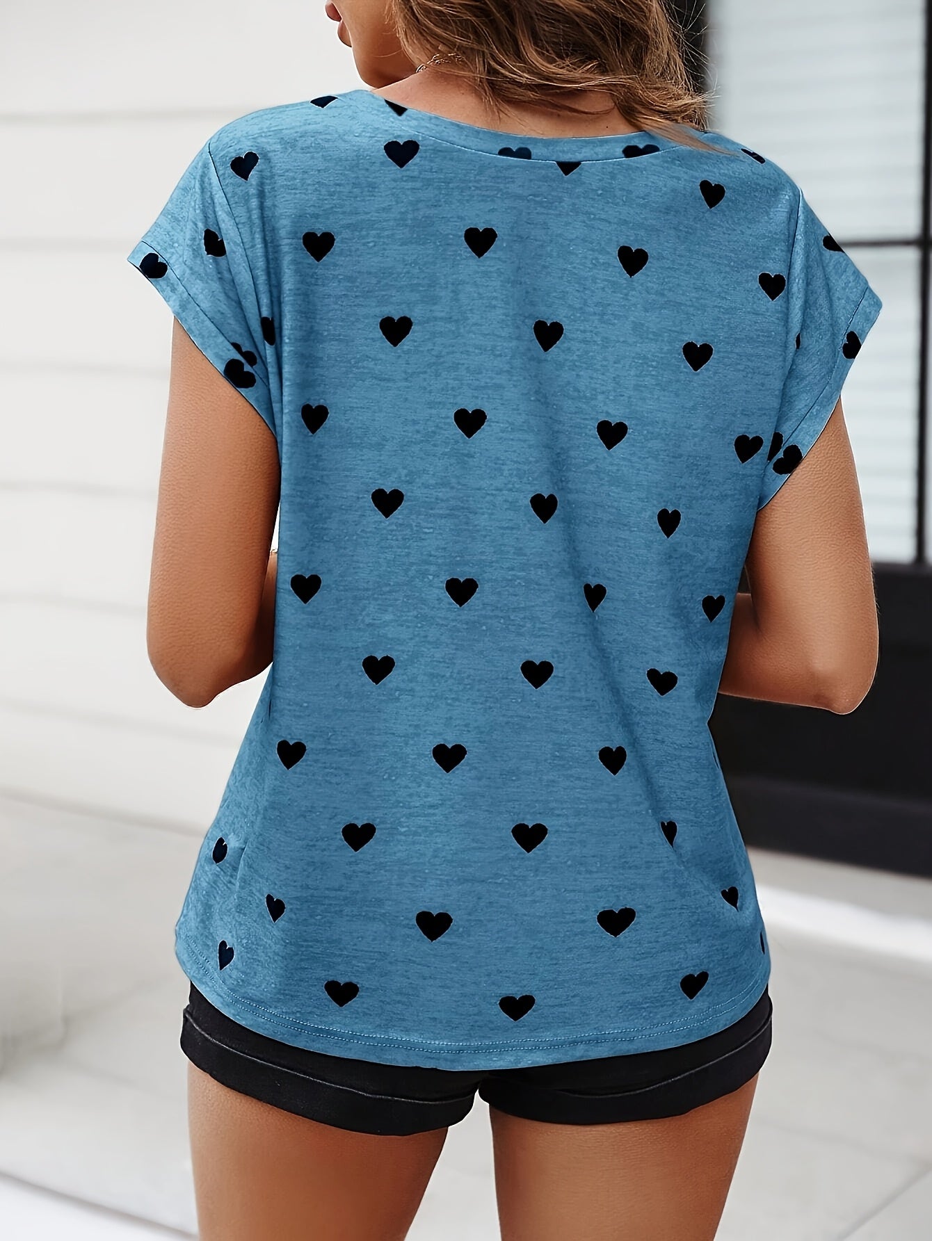 Elegant women's T-shirt with heart print, V-neck, summer chic style