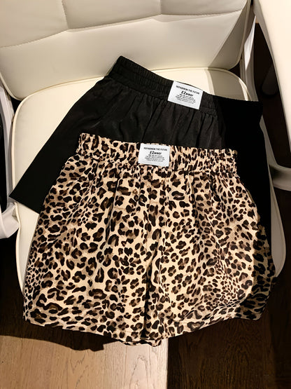 Afslappede dame-shorts med leopardmønster og ensfarvet, perfekte til sommeren