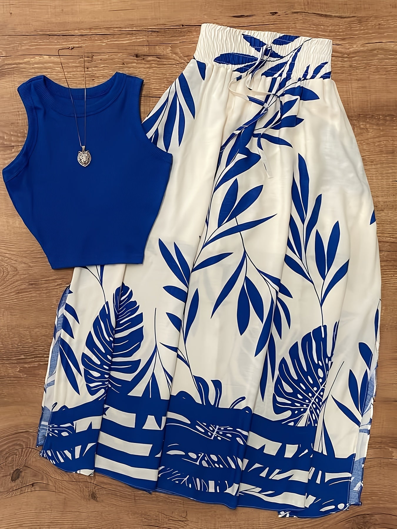 Ensemble féminin style vacances chic à motifs tropicaux - Haut sans manches et jupe longue avec taille froncée