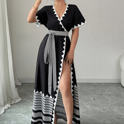 Robe longue portefeuille graphique chic pour femme, style soirée ou événement estival