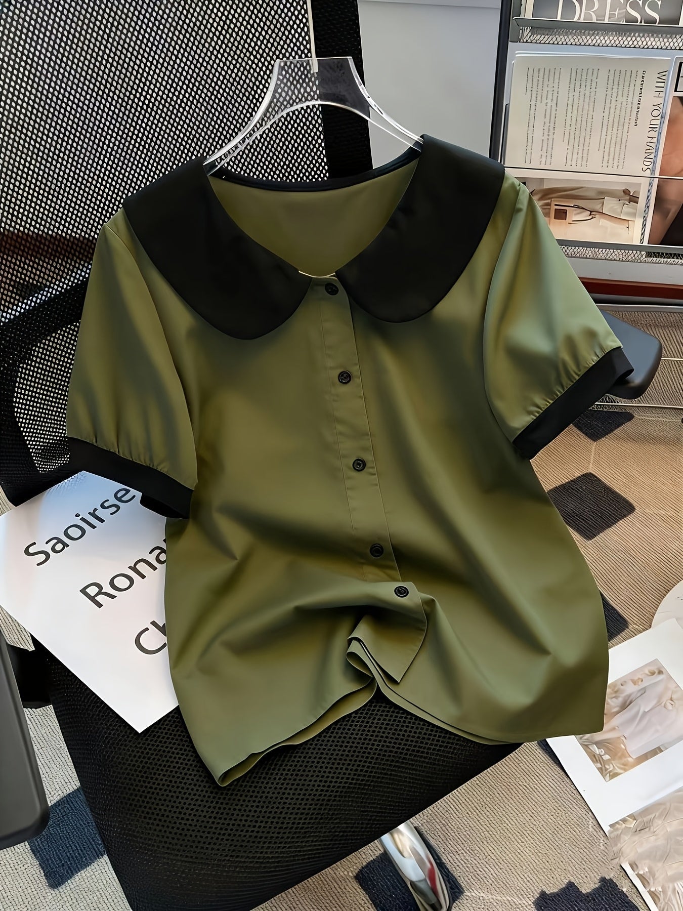 Chemisier élégant pour femme à col Claudine style rétro, manches courtes, idéal pour le bureau ou les sorties