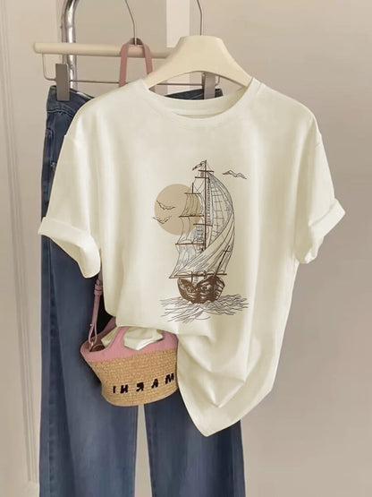 Afslappet dame-T-shirt med vintage bådmotiv i nautisk stil til urban eventyr