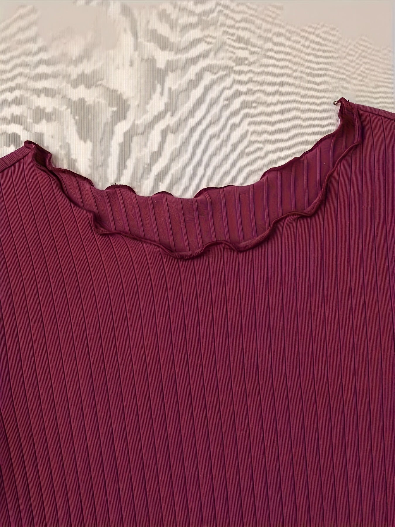 T-shirt til kvinder med korte ærmer i chic ribstrikket hverdagsstil
