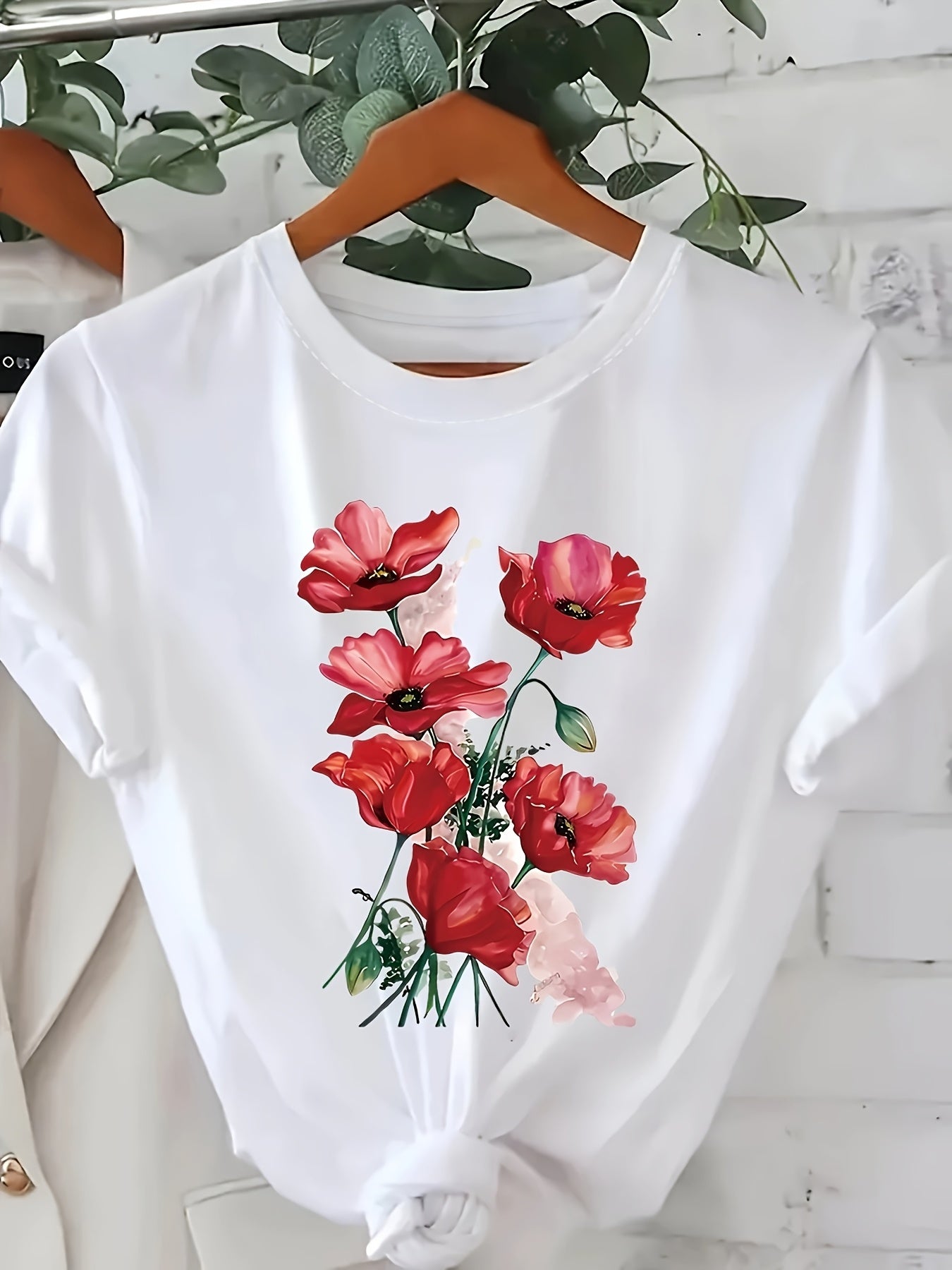 T-shirt donna stile casual con stampa floreale artistica per primavera ed estate