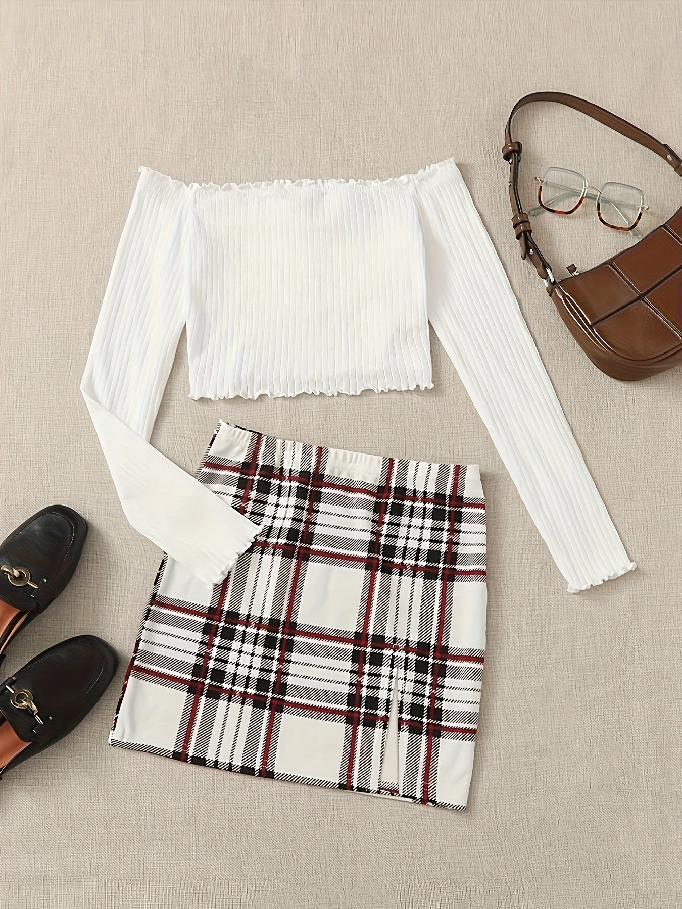 To-delt sæt til kvinder i elegant stil med ternet nederdel og off-shoulder top til forårs- og sommerudflugter