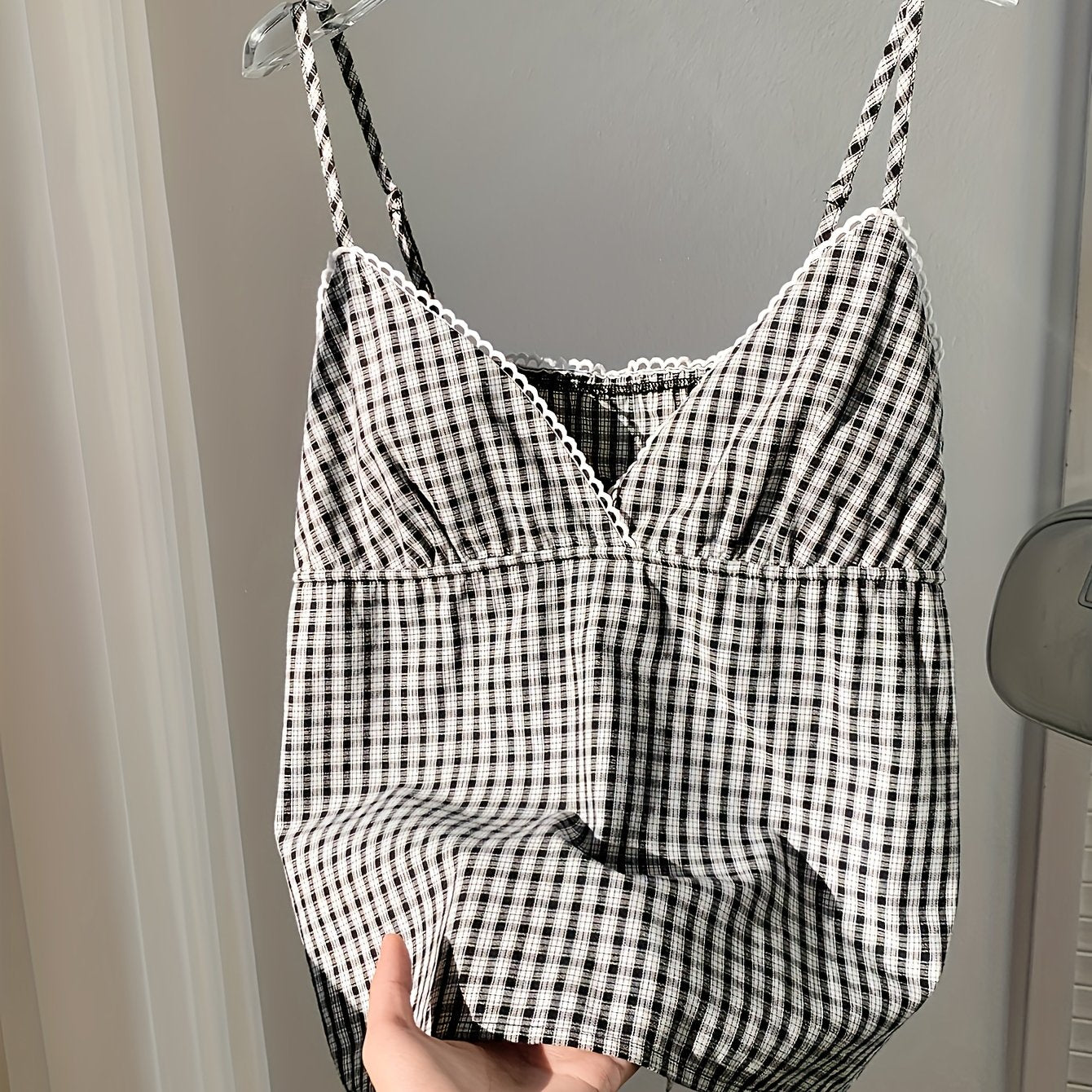 Casual plaid women's top for summer – Sleeveless, flattering fit, perfect for outings and vacations