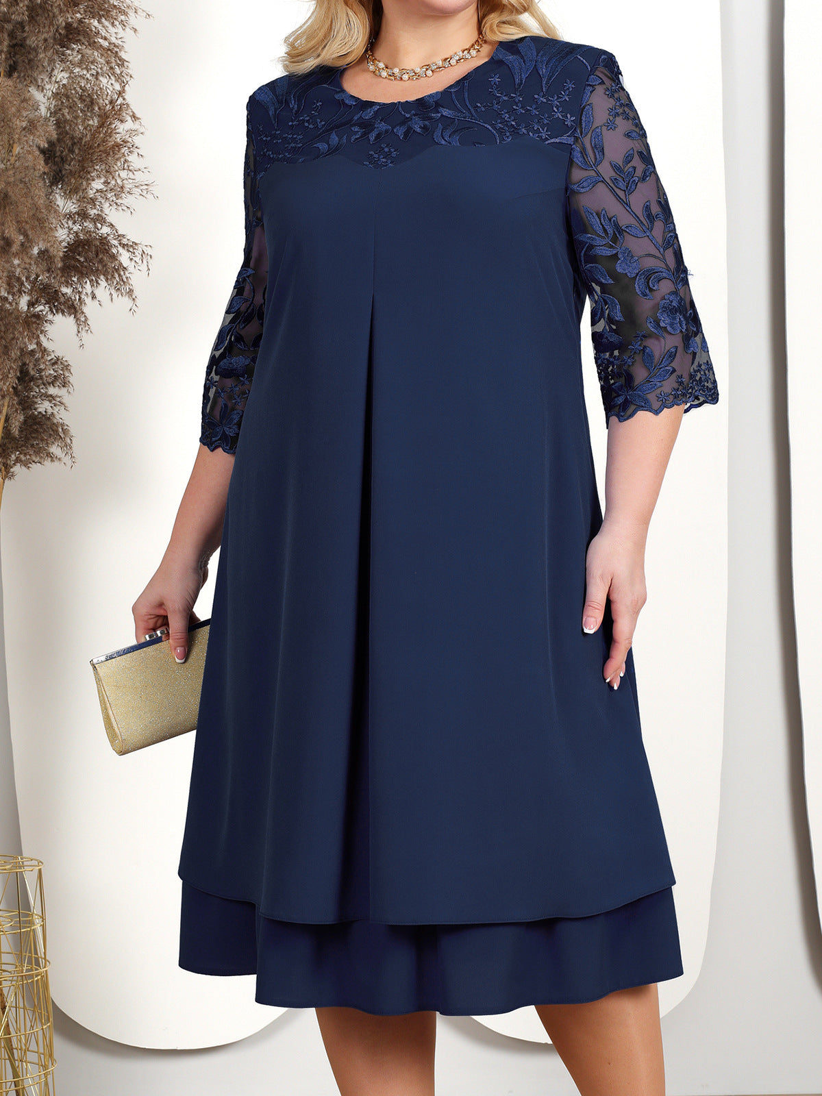 Fiona – Robe mi-longue à col rond en chiffon brodé