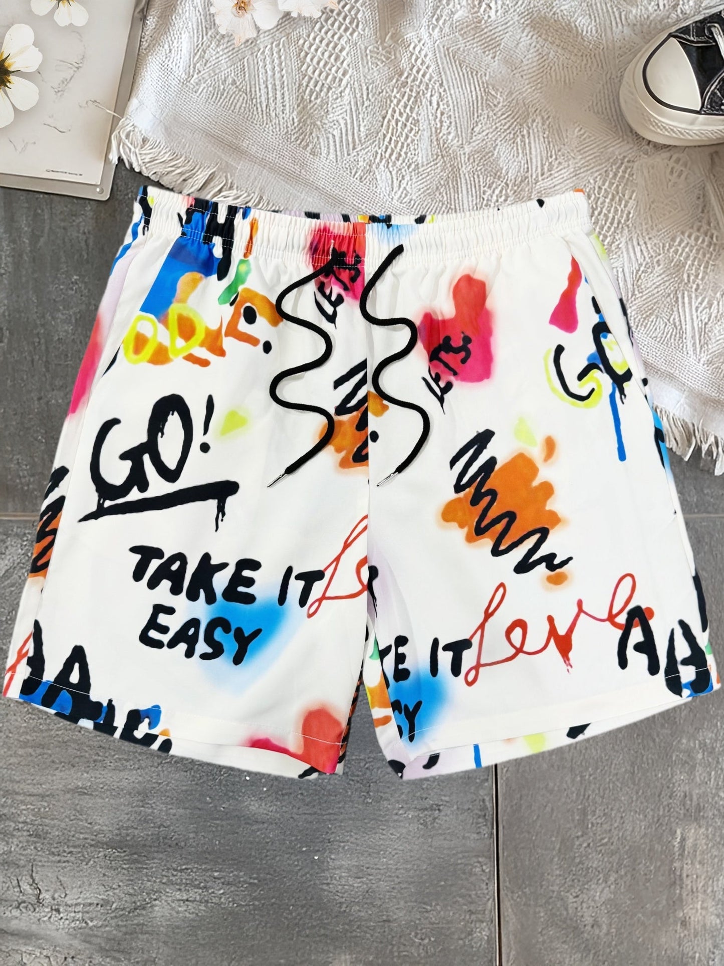 Short casual estampado graffiti para hombre estilo streetwear de moda