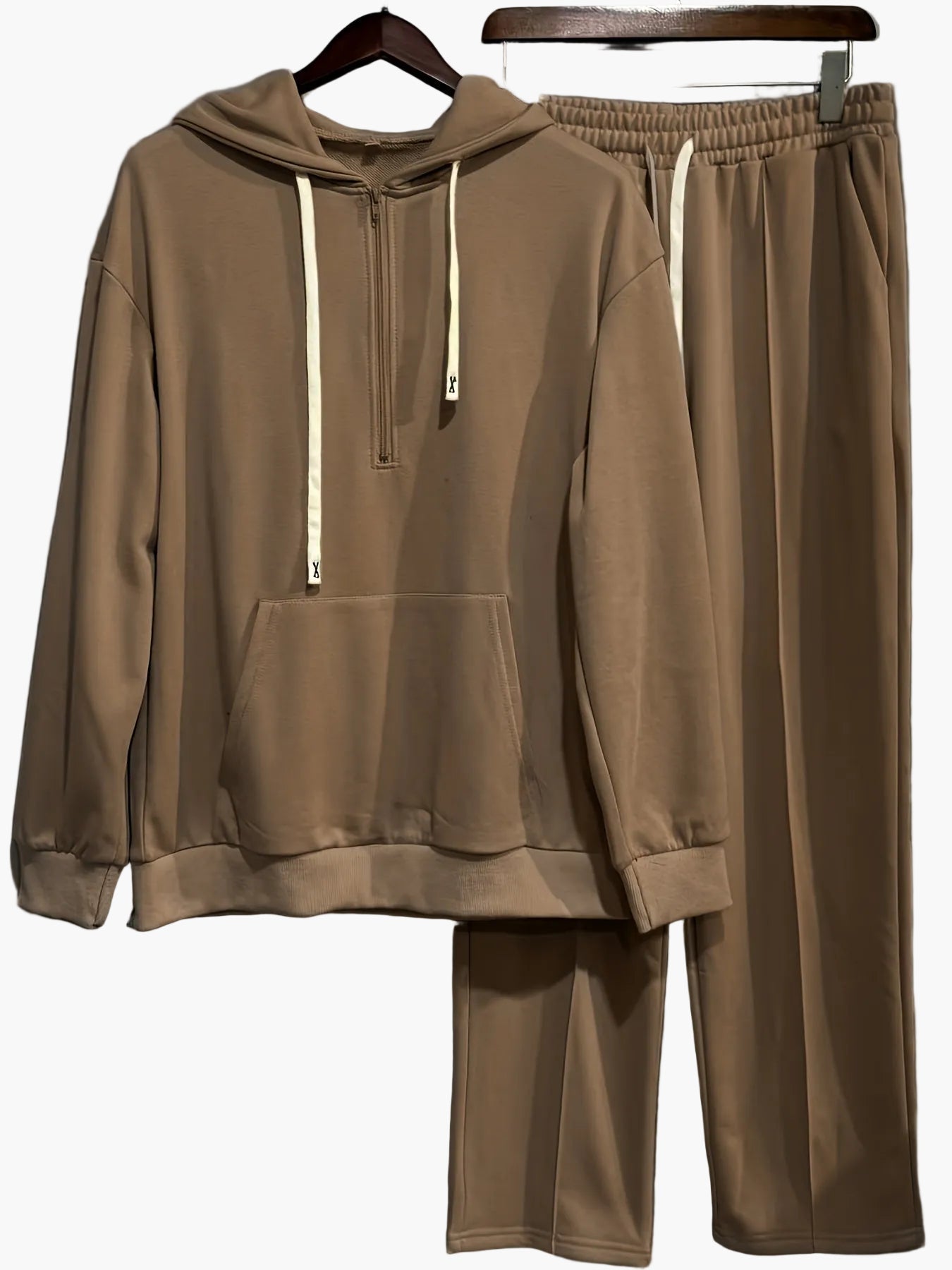 Ensemble décontracté homme style streetwear avec sweat à capuche et pantalon – Tenue idéale pour loisirs et détente