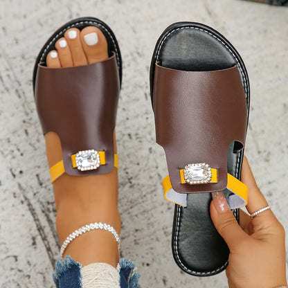 Damskie płaskie sandały wsuwane w stylu glamour z modną biżuterią