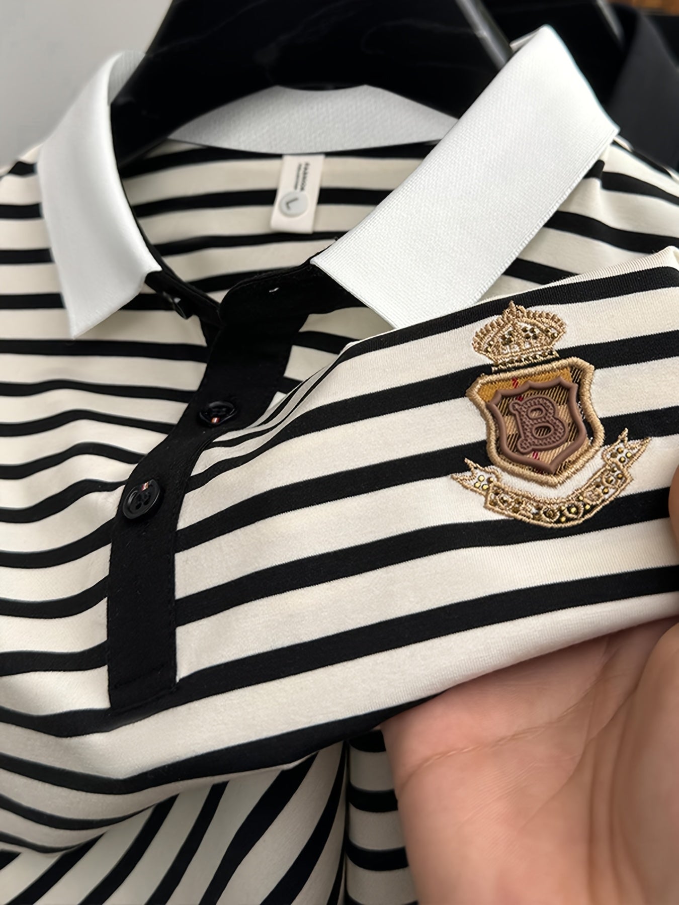 Elegant herrpolo med ränder i chic och avslappnad stil