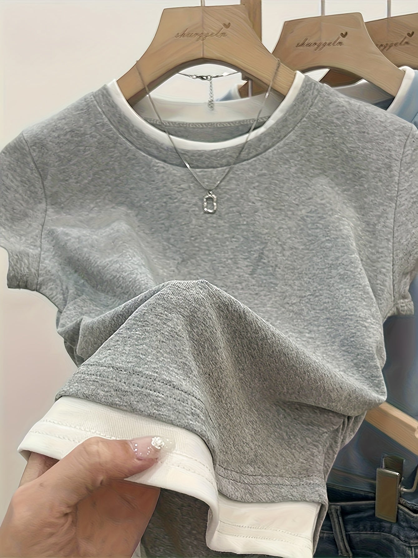 Afslappet T-shirt til kvinder med lag-på-lag stil, trendy til et urbant og smart look