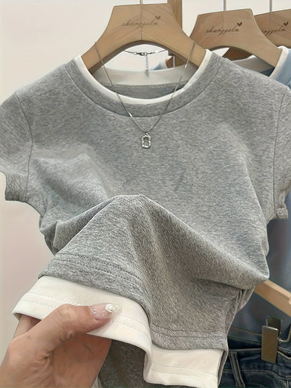 Afslappet T-shirt til kvinder med lag-på-lag stil, trendy til et urbant og smart look