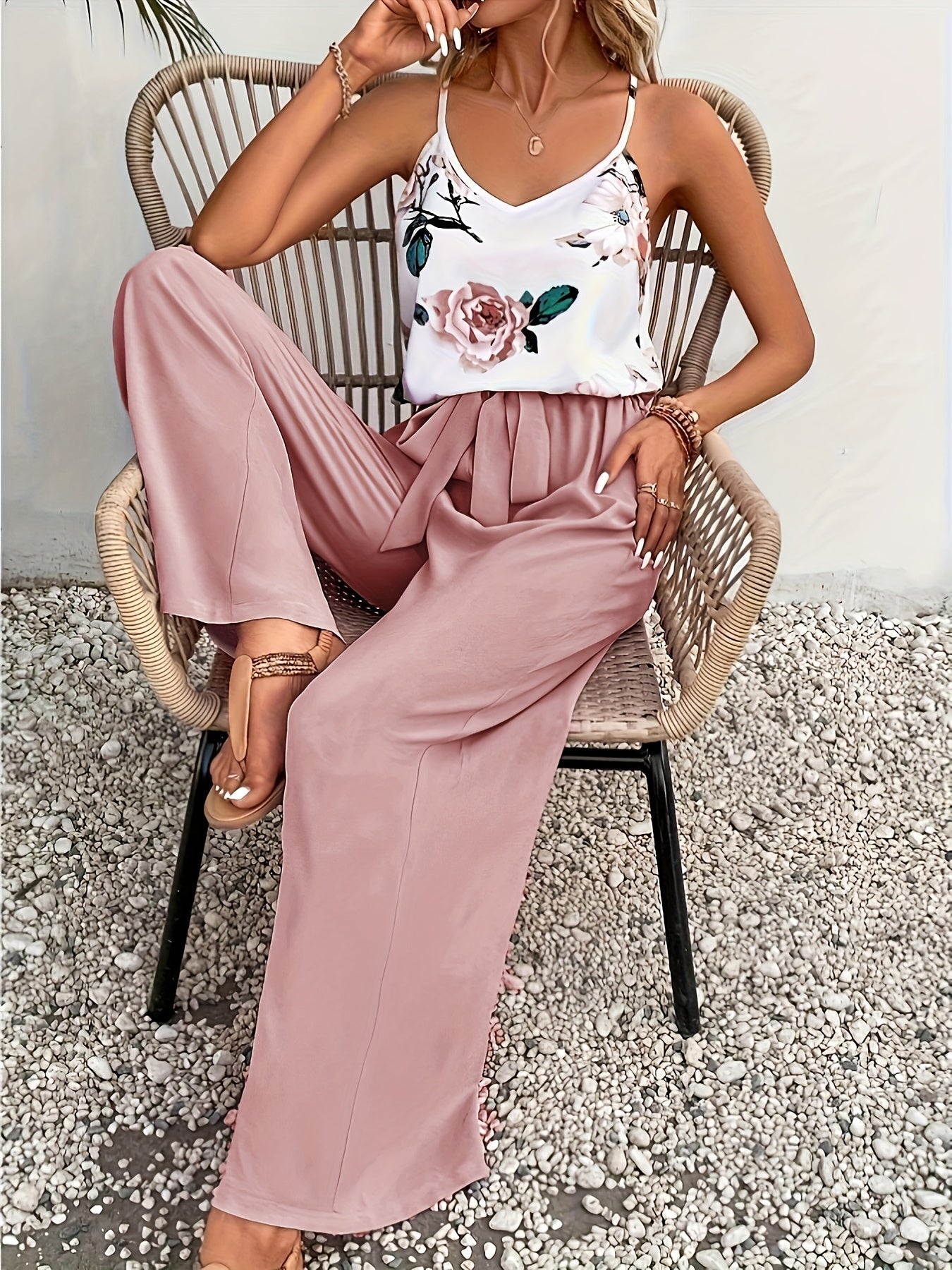Elegant dameheldragt med blomsterprint i afslappet sommerstil