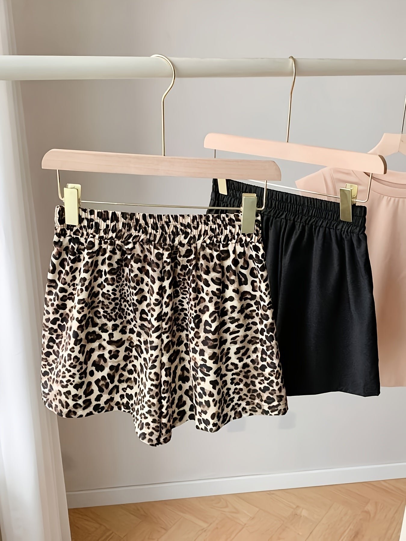 Afslappede dame-shorts med leopardmønster og ensfarvet, perfekte til sommeren