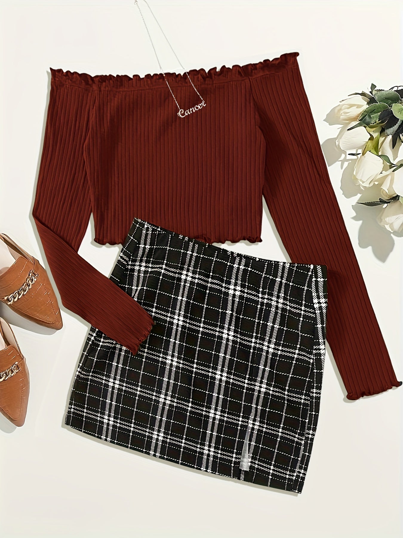To-delt sæt til kvinder i elegant stil med ternet nederdel og off-shoulder top til forårs- og sommerudflugter