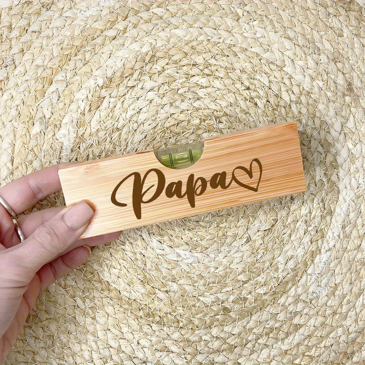 Persoonlijk waterpas en flesopener voor mannen – Atelierstijl en cadeau voor papa