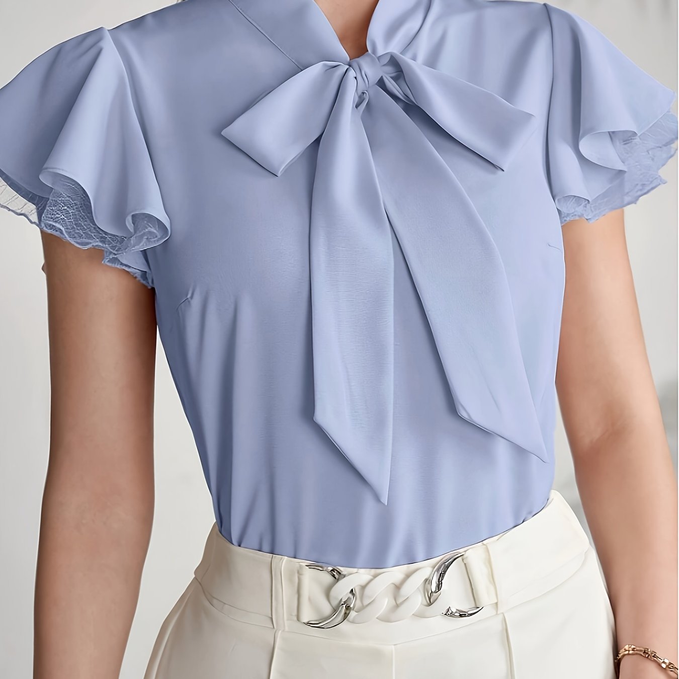 Elegant damebluse med sommerfugleærmer og lavallière-sløjfe – chic stil til kontoret og udflugter