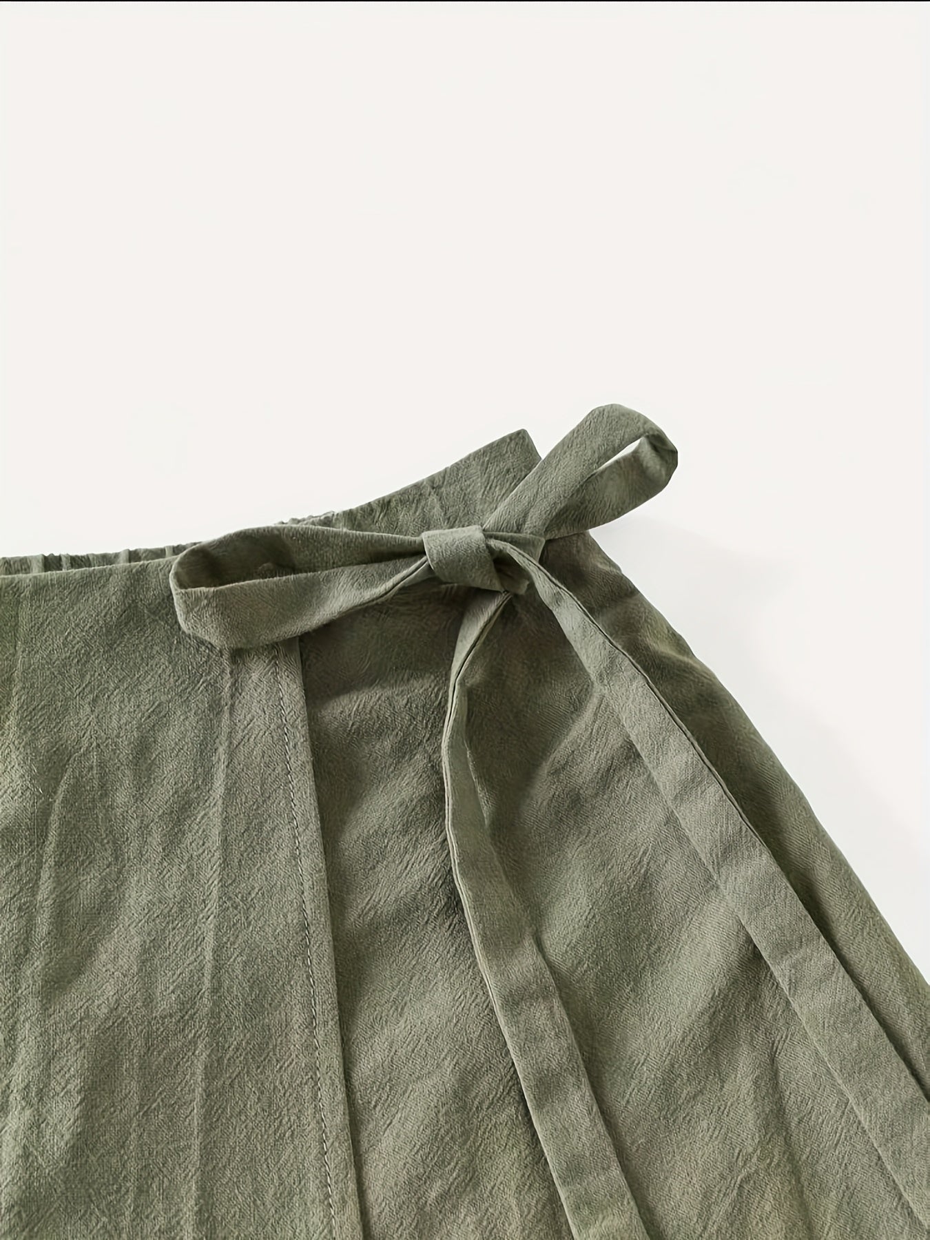 Jupe portefeuille courte style urbain pour femme, look décontracté chic, idéale pour l'été